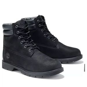 Woman’s black timberlands